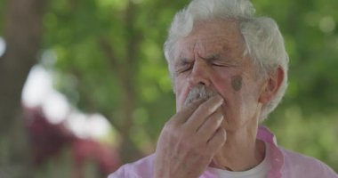 Yaşlı bir adam, açık havada huzurlu bir ortamda derin duygularını gösteren samimi bir hikayeyi paylaşıyor.
