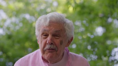 Bir zamanlar matematik profesörü olan Madrid 'li neşeli emekli adam, yeşil şehir parkında yürürken hayali kedi ve köpeklerle konuşuyormuş gibi yaparak sıcak bir gülümsemeyle öne eğildi..