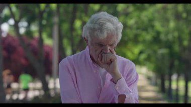 Madrid 'li olgun bir İspanyol gözlerini kapar ve yumruğunu ağzının yanında sıkar. Görünür bir üzüntü ve duygusal mücadele gösterir..