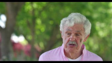 Madrid 'li son sınıf öğrencisi, yeşil bir parkta tiyatro enerjisi ve karizmasını somutlaştırarak dramatik bir monolog yapıyor..