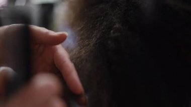 Çeşitli teknikler ve süreçlere odaklanmış özel saç bakım ve tasarım anları yakalıyor.
