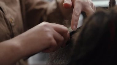 Kuaförlük, kuaförlerde dokuma saçı yönetme, müşteri memnuniyetini ve tarzını sağlama tekniklerine odaklanır.