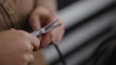 Rastaları makas kullanarak kesmenin karmaşık ve ayrıntılı sürecini ustalıkla gösteren yakın çekim sahneleri