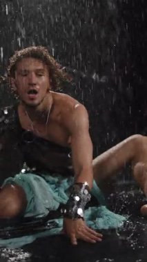 İnanılmaz derecede güçlü bir dans gösterisi, yağmurda çok güzel bir şekilde çekildi, hem atletizm hem de sanatçılık sergileniyor.