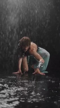 Canlı bir figür, dinamik bir hareketle ele geçirildi. Artan yağmurun ortasındaki dansın özünü güzelce özetliyor.