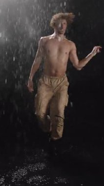 Yağmurdaki dinamik hareketlerle büyüleyici bir performans, derin duygular ve yüksek enerji gösteriyor.