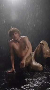 Büyüleyici hareket ve derin duygu yağmurda güzel bir şekilde ifade edilir ham tutku ve eşsiz sanatsallık.