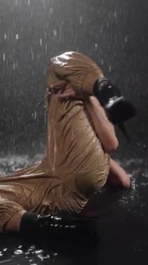 Yağmurlu bir ortamda dinamik bir pozun çarpıcı bir görüntüsü, ifade ve hareket sergiliyor..