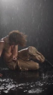 Unutulmaz ve çarpıcı anlarda yağmura karşı atletizm ve yoğunluk sergileniyor.