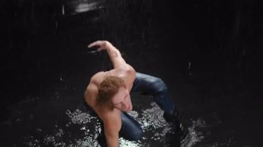 Sudaki etkileyici ve dinamik hareketleri çok güzel gösteren büyüleyici bir görüntü koleksiyonu.