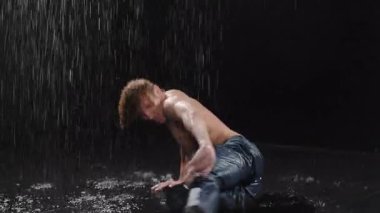 Dinamik görüntülerde üstsüz bir model suda zarifçe poz veriyor, güzel bir şekilde yaratıcılığı ve stili gösteriyor.