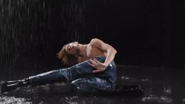 Dinamik dans, yağmurla ıslanmış bir ortamda inanılmaz akıcılık ve zarafet sergileyerek güzel bir poz verir.