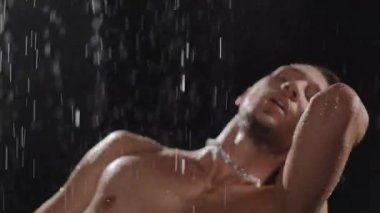 Büyüleyici ve çarpıcı bir seri dinamik bir erkek modelin kademeli olarak suyun altında durduğunu gösteriyor.