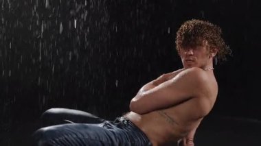 Etkileyici görüntüler, çeşitli su formlarında yoğun duygular ve dinamik hareketler yakalıyor.