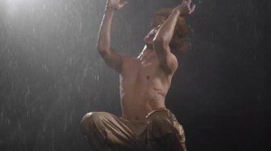 Yağmurda geçen büyüleyici ve çarpıcı bir dans gösterisi anlamlı hareketler ve derin duygular sergiliyor.