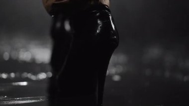 Islak sokaklardaki yüksek topuklu ayakkabıların büyüleyici görüntüsü, şehir zarafetini ve çağdaş tarzı somutlaştırıyor.