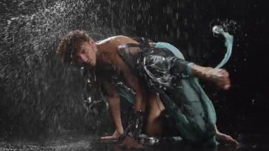 Dinamik bir performans düşen suya karşı dansın zarafetini ve yoğunluğunu güzel bir şekilde somutlaştırır.