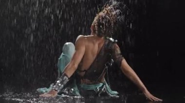 Eşsiz bir şekilde büyüleyici bir dans gösterisi hem büyüleyici hareket hem de sıvı su elementlerini sergiliyor.