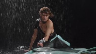 Suda büyüleyici bir dans gösterisi, akışkan hareketler, derin duygular ve çarpıcı görseller.