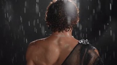 Yağmurda güçlü duran, her damlasında inanılmaz bir güç sergileyen yalnız bir figürün canlı bir görüntüsü.