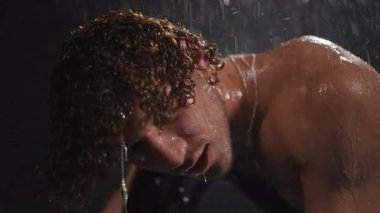 Büyüleyici bir su ortamındaki etkileyici bir figürün dinamik görüntüleri, somut güç ve kırılganlık.