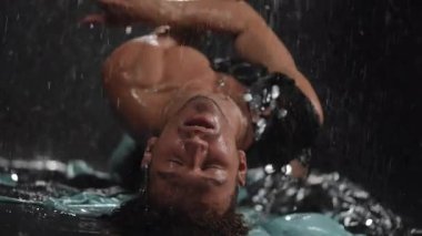 Büyüleyici bir dinamik hareket ve yağmurda derin duygular, sanatsal bir performans sergiliyor.