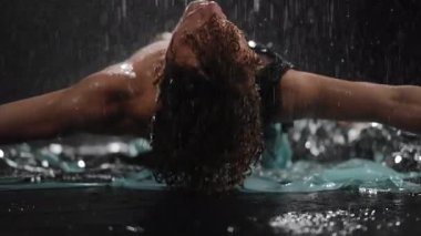 Sersemletici ve büyüleyici bir sıvı hareketi ve su gösterisi, dansın özünü mükemmel bir şekilde yakalıyor.