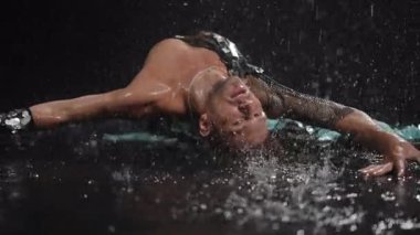 Büyüleyici bir dans gösterisi büyüleyici su sıçramaları ve çarpıcı ışıklandırma efektleri