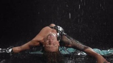 Bir sanat stüdyosunda akışkan hareketler ve büyüleyici su efektleri içeren büyüleyici bir dans gösterisi.