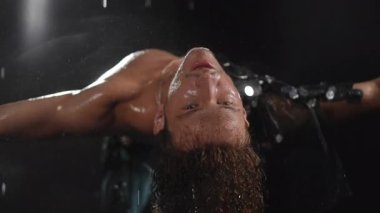 Şaşırtıcı ve büyüleyici su efektlerinin yanında dinamik ve akışkan hareketleri gösteren büyüleyici bir performans.