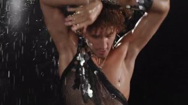 Suyun, hareketin ve sanatsal ifadenin güzelliğini gösteren büyüleyici ve büyüleyici bir performans.