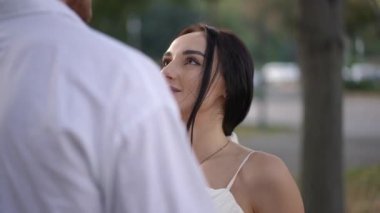 Gelin, açık havada yavaşça dans ederken damadına şefkatli gözlerle bakıyor. Modern düğün günlerinde aşkı, samimiyeti ve romantizmi yakaladıkları an.