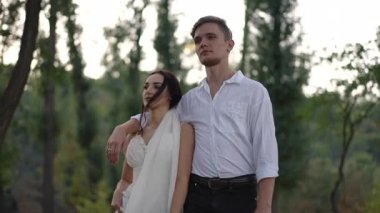 Bir çift, doğal ortamın sakin ve huzurlu güzelliği arasında samimi ve romantik bir anı paylaşıyor.