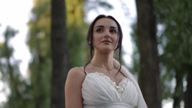 Birbirlerine sırılsıklam aşık bir çift, özel günlerini muhteşem bir açık hava ortamında zarafetle kutluyor.