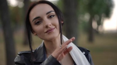 Mutlu gelin yüzüne hafifçe yaslanıyor. Nişan yüzüğü görünür elmaslarla. Aşkı, neşeyi ve romantizmi simgeliyor..