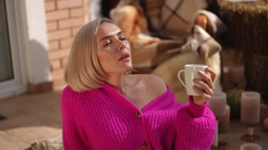 Dışarıda sakin bir sonbahar atmosferiyle çevrili ılık bir içeceğin tadını çıkarıyorum.