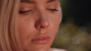 Derin düşüncelere dalmış, incinebilirlik ve içgözlem gösteren bir kadının huzurlu bir yakın çekimi..