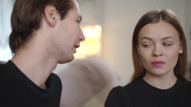 Bir çift, sevgi ve samimiyetle dolu sıcak ve samimi bir ortamda çeşitli duygular sergiliyor.