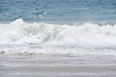 Kaliforniya sahillerinde mavi dalgalar ve beyaz köpük