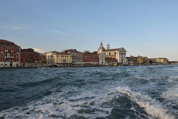 Kaliforniya 'da yeşil arka planda 66.