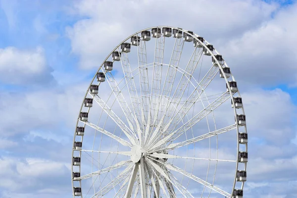 Parisli Büyük Patenci Mavi Gökyüzüne Karşı