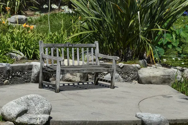 Bahçedeki ahşap bankta