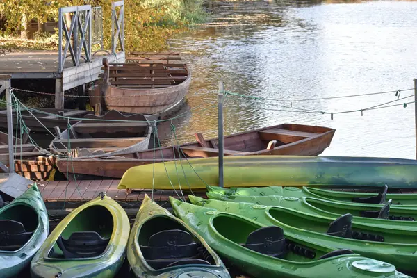 Yemyeşil teknelerle göldeki Marina