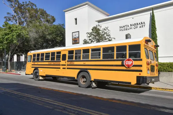 Kaliforniya 'daki Sarı Okul Otobüsü