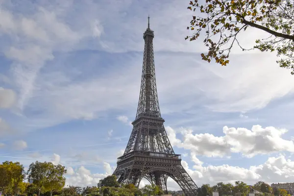 Paris Mimarisi Eifell Kulesi Mavi Bulutlu Arkaplana Karşı