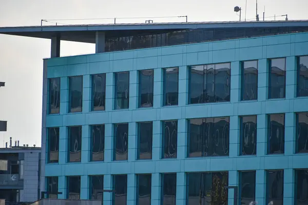 Modern Mavi Bina Kapat