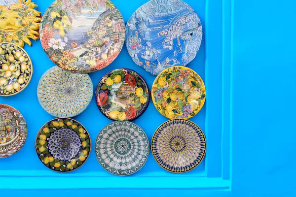 Mavi arka planda İtalyan el yapımı sanat eserleri