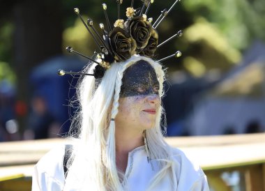 Güney Avustralya, Victor Harbor, Viking Festivali, Kasım 2022: Bir halk etkinliğinde düzenlenen kostüm gösterisi olan İskandinav tanrıları veya Vikingler 'in kostümlerini giymiş yerel bir festivalin katılımcıları