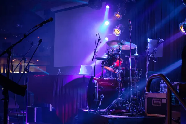 Музичні Інструменти Барабани Мікрофони Сценічне Світло Перед Концертом — стокове фото