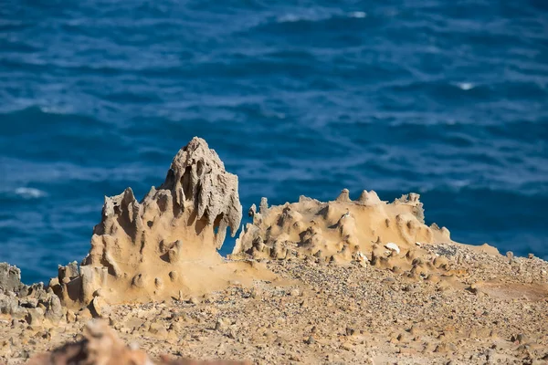 Необычное Каменное Строение Фоне Морской Воды Береговая Линия Интересный Геологический — стоковое фото